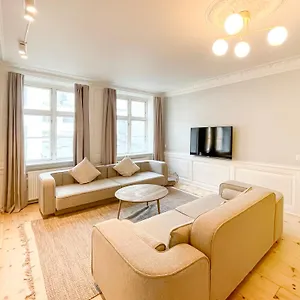large-luxury-apartment-heart-of-copenhagen.copenhagenhotelselect.com/